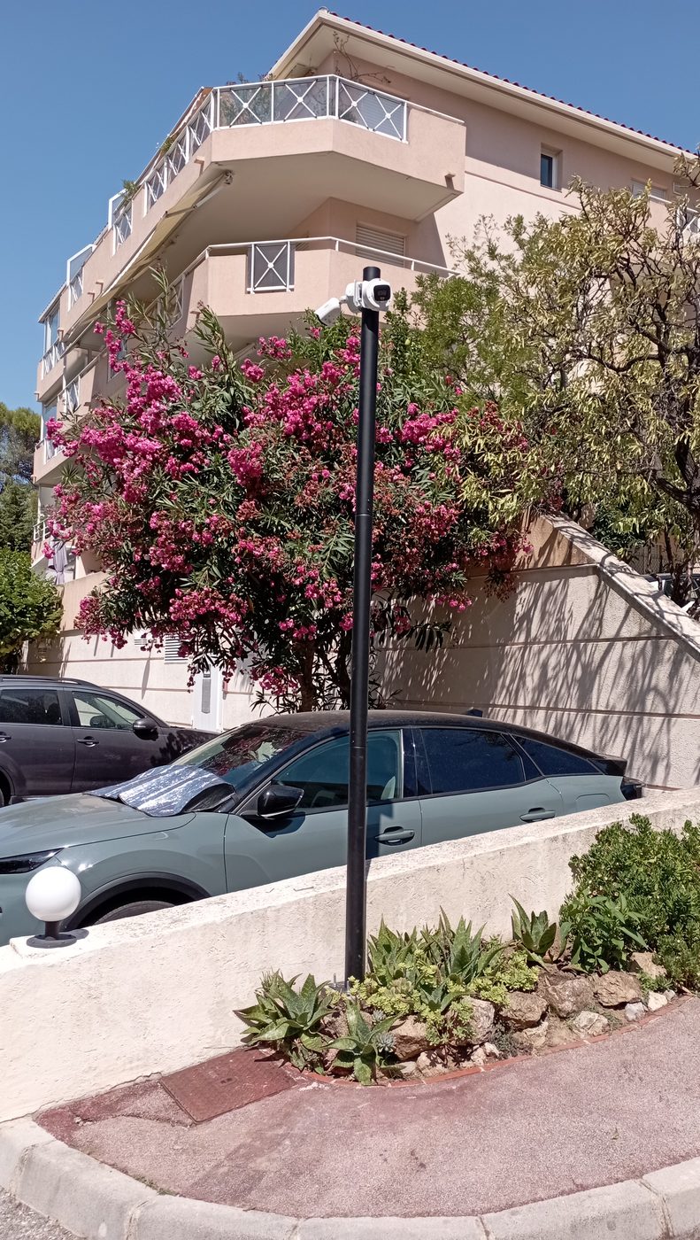 Caméra de vidéosurveillance 4K sur mât dédié pour une résidence à Vallauris
